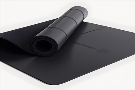 瑜伽垫材质评测揭示：天然橡胶垫优势凸显 防滑耐用性卓越